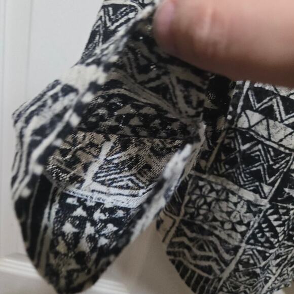 Chico’s Design Blouse Black White Geometric Print Size 0 Small - Picture 6 of 7